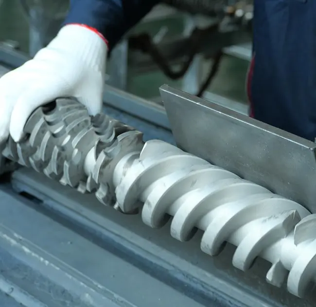 Hoekom verskyn swart lyne herhaaldelik in die ekstruder? Hierdie artikel leer jou hoe om vinnig te bepaal of dit deur 'n probleem met die loop of skroef veroorsaak word.